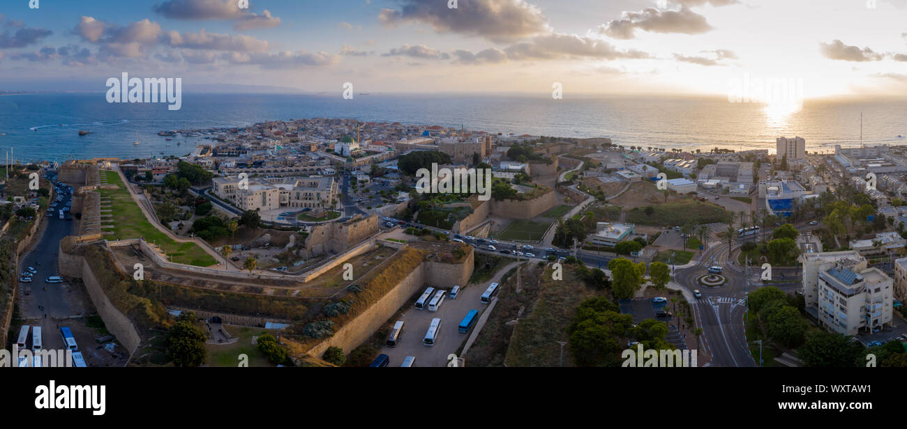 Estate antenna vista al tramonto di Acco, acro, Akko medievale della città vecchia con il tetto verde al Jazzar moschea e crusader palace, le mura della città, mercato arabo, Israele Foto Stock