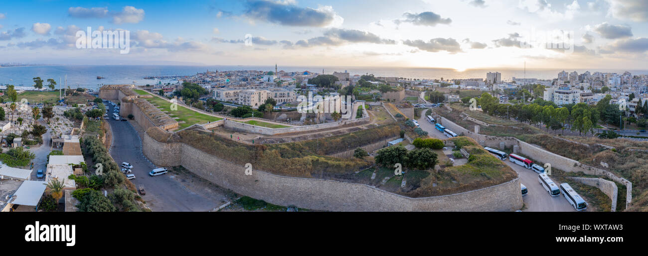 Estate antenna vista al tramonto di Acco, acro, Akko medievale della città vecchia con il tetto verde al Jazzar moschea e crusader palace, le mura della città, mercato arabo, Israele Foto Stock