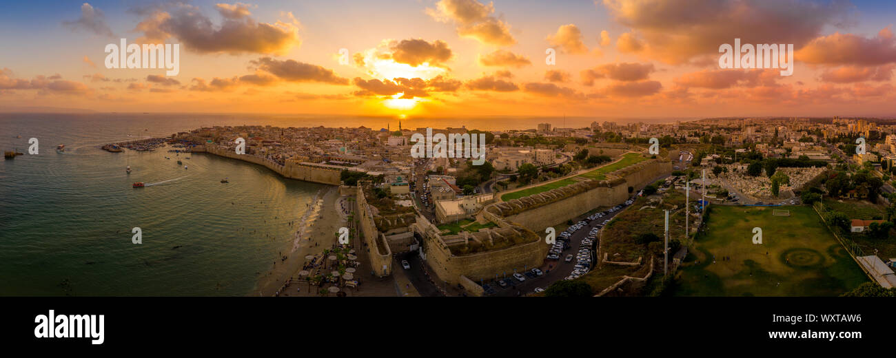 Estate antenna vista al tramonto di Acco, acro, Akko medievale della città vecchia con il tetto verde al Jazzar moschea e crusader palace, le mura della città, mercato arabo, Israele Foto Stock