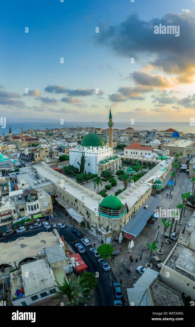 Antenna vista al tramonto di Acco centro storico medievale con Al Jazzar mosque crusader e ottomano mura, bazaar arabi e cielo arancione Foto Stock
