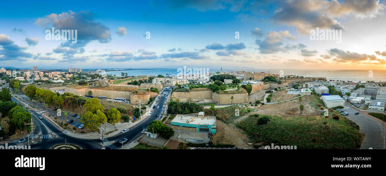Antenna vista al tramonto di Acco centro storico medievale con Al Jazzar mosque crusader e ottomano mura, bazaar arabi e cielo arancione Foto Stock