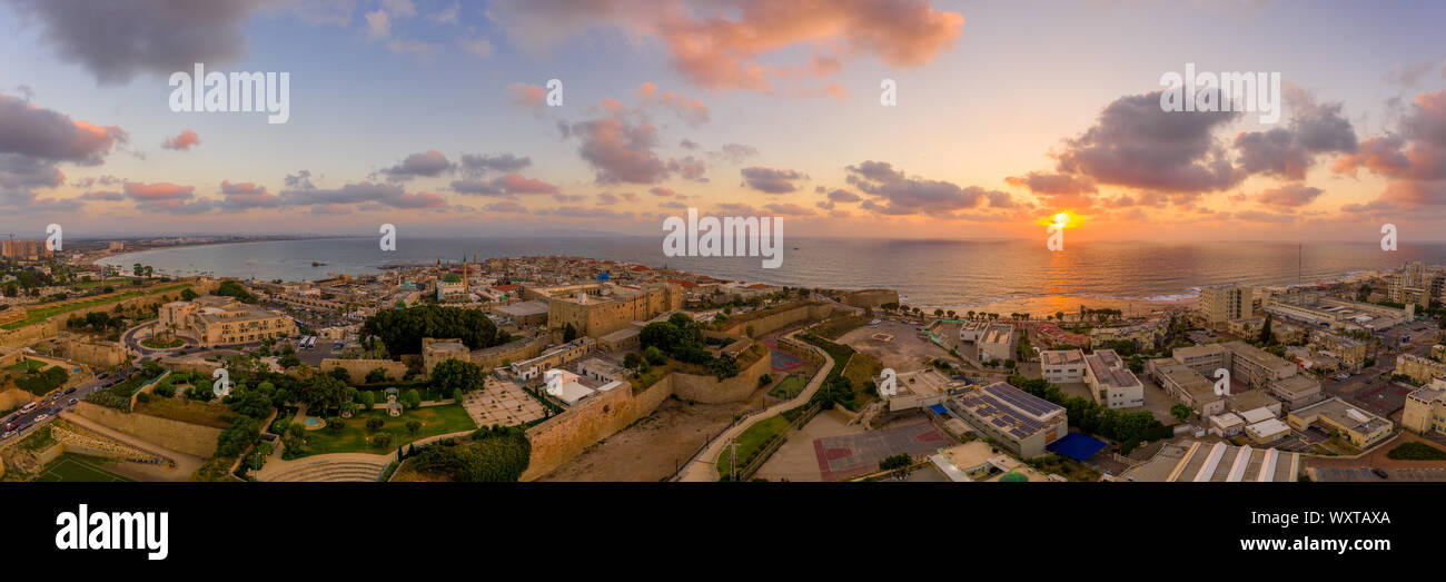 Antenna vista al tramonto di Acco centro storico medievale con Al Jazzar mosque crusader e ottomano mura, bazaar arabi e cielo arancione Foto Stock