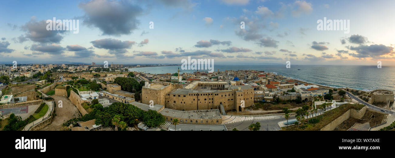 Antenna vista al tramonto di Acco centro storico medievale con Al Jazzar mosque crusader e ottomano mura, bazaar arabi e cielo arancione Foto Stock