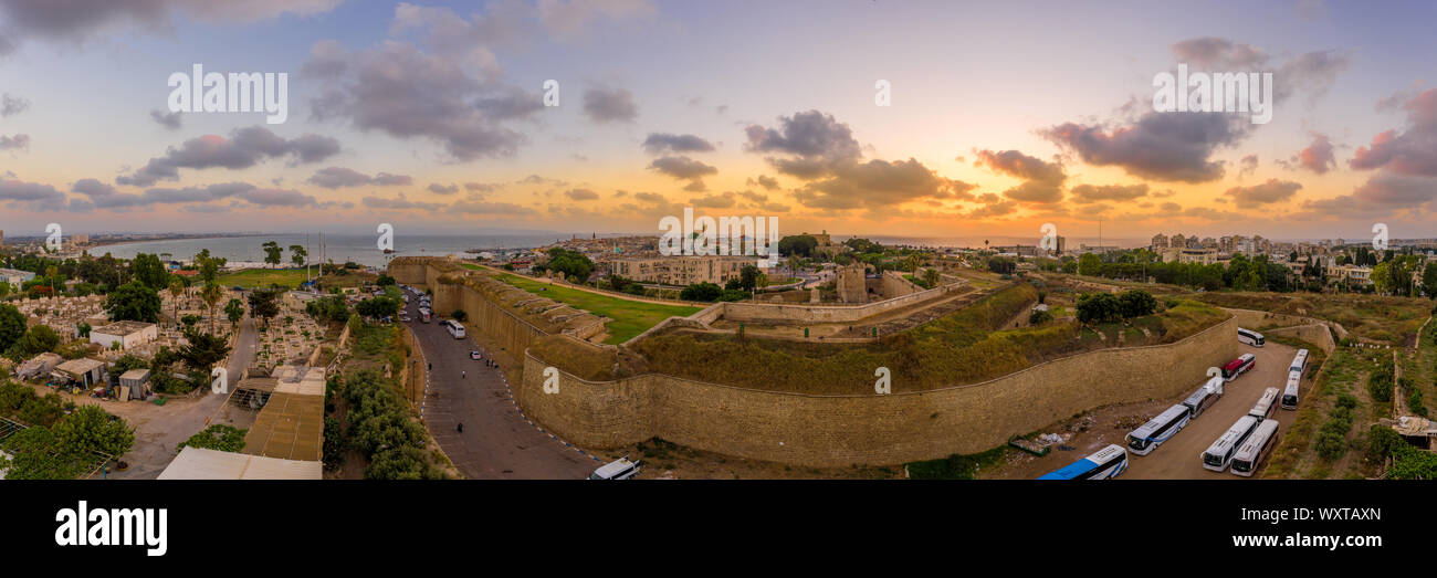 Antenna vista al tramonto di Acco centro storico medievale con Al Jazzar mosque crusader e ottomano mura, bazaar arabi e cielo arancione Foto Stock