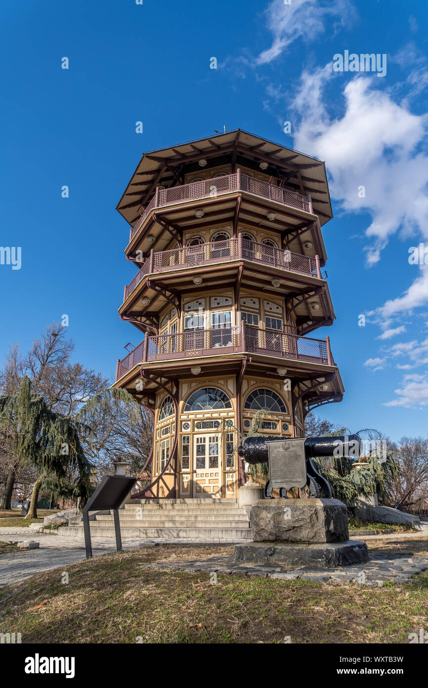 Patterson Pagoda di parcheggio durante il periodo invernale in Baltimore, Maryland, Stati Uniti d'America con Bandiera americana Foto Stock