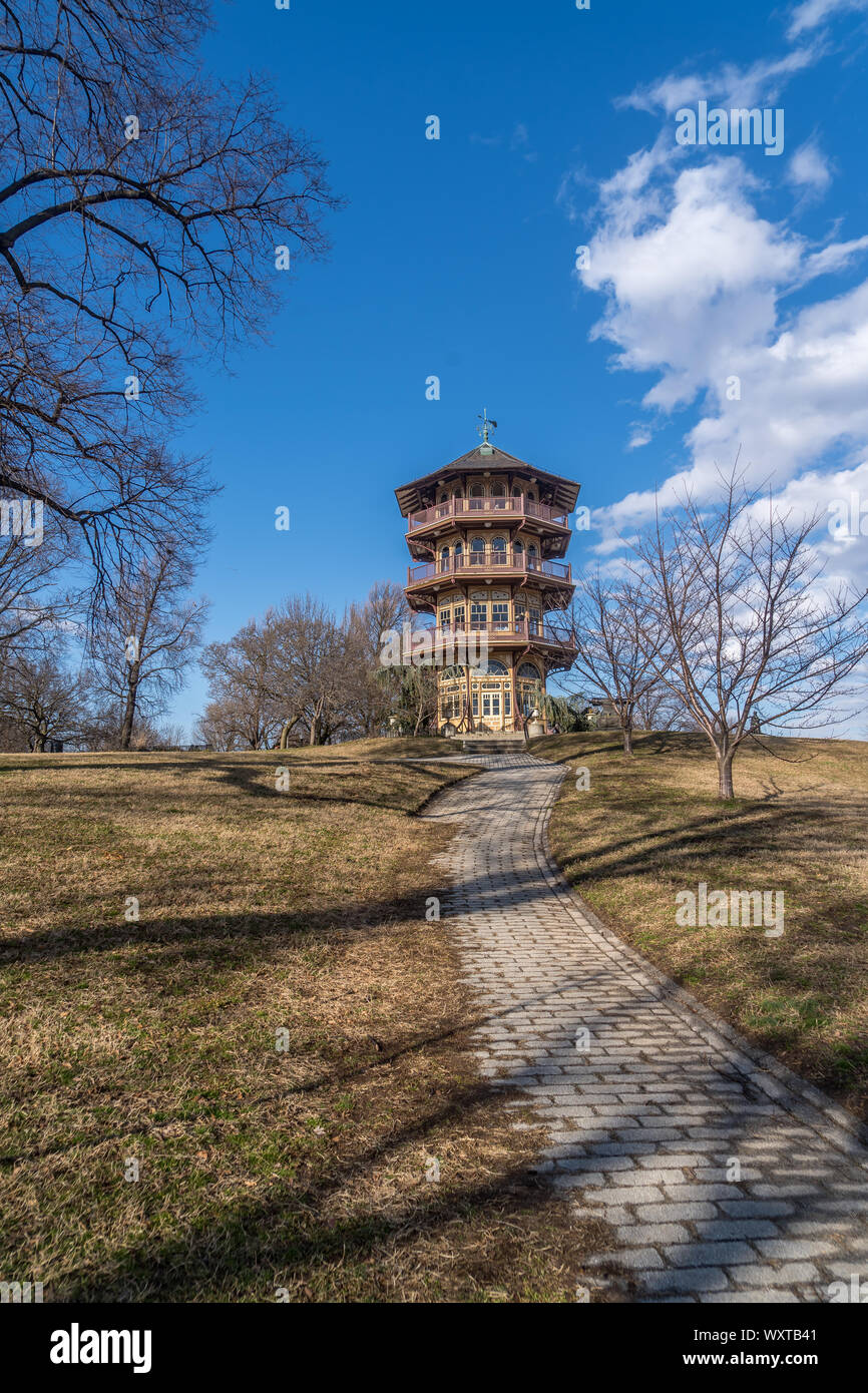 Patterson Pagoda di parcheggio durante il periodo invernale in Baltimore, Maryland, Stati Uniti d'America con Bandiera americana Foto Stock