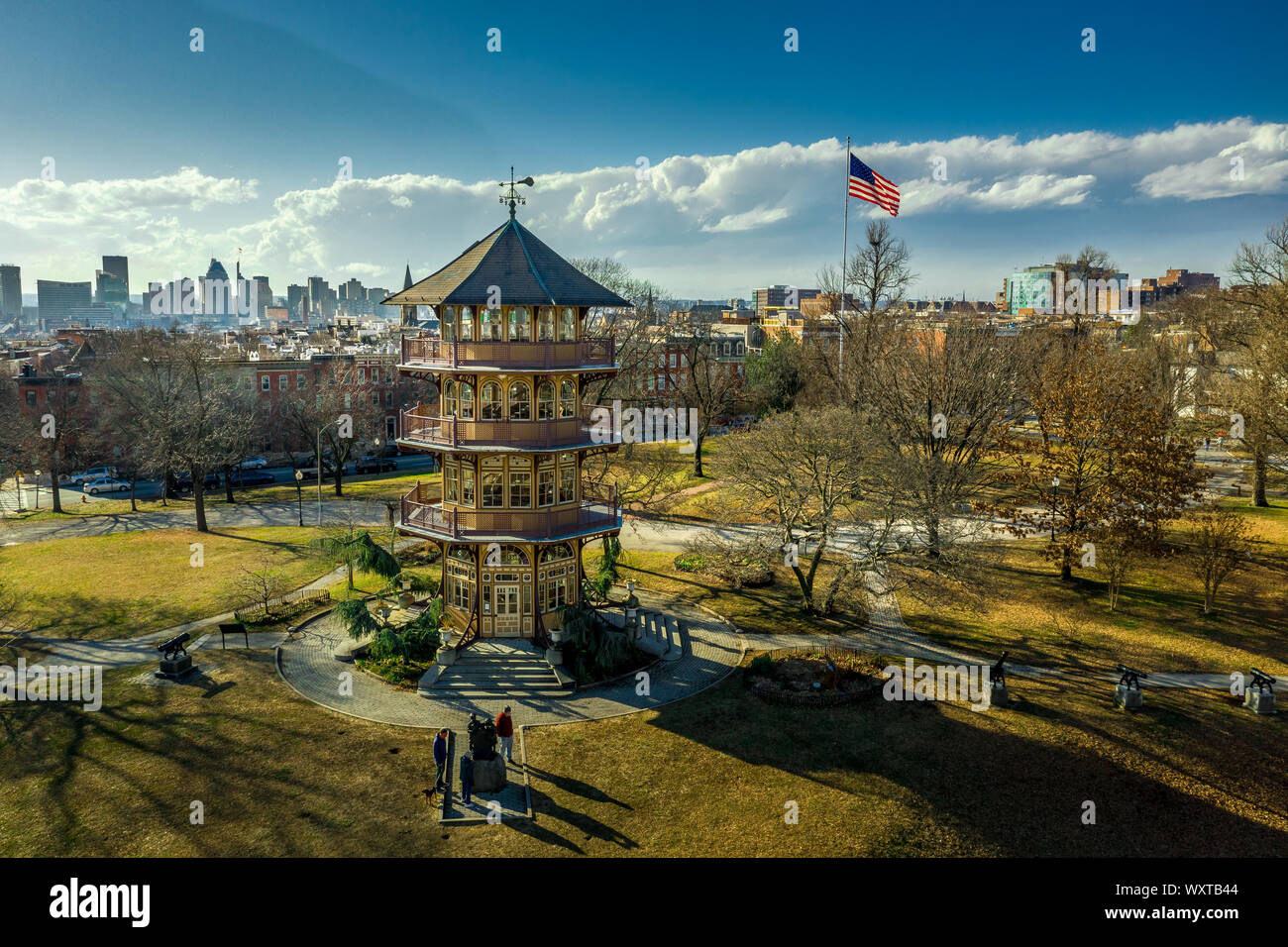 Patterson Pagoda di parcheggio durante il periodo invernale in Baltimore, Maryland, Stati Uniti d'America con Bandiera americana Foto Stock