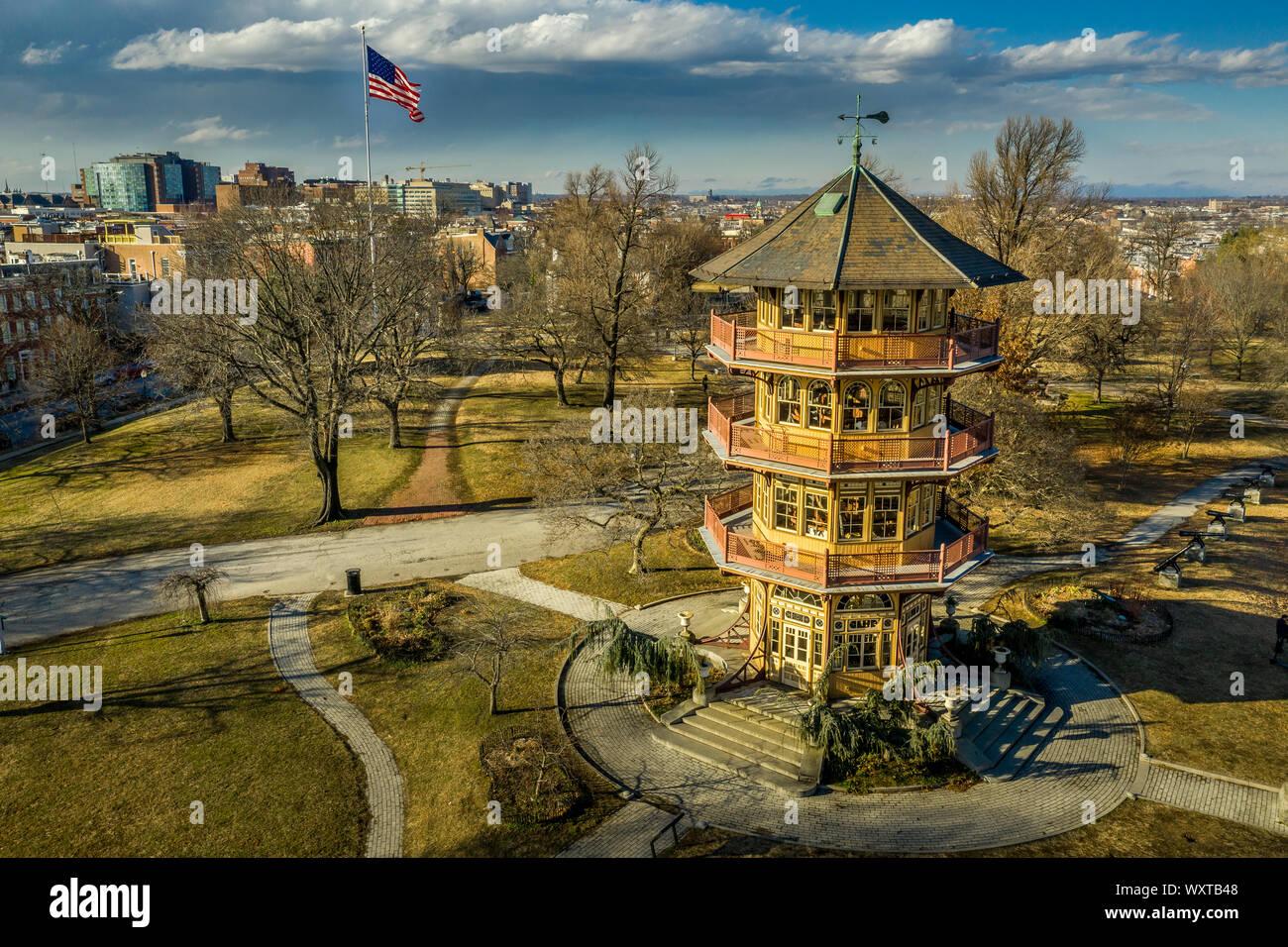 Patterson Pagoda di parcheggio durante il periodo invernale in Baltimore, Maryland, Stati Uniti d'America con Bandiera americana Foto Stock