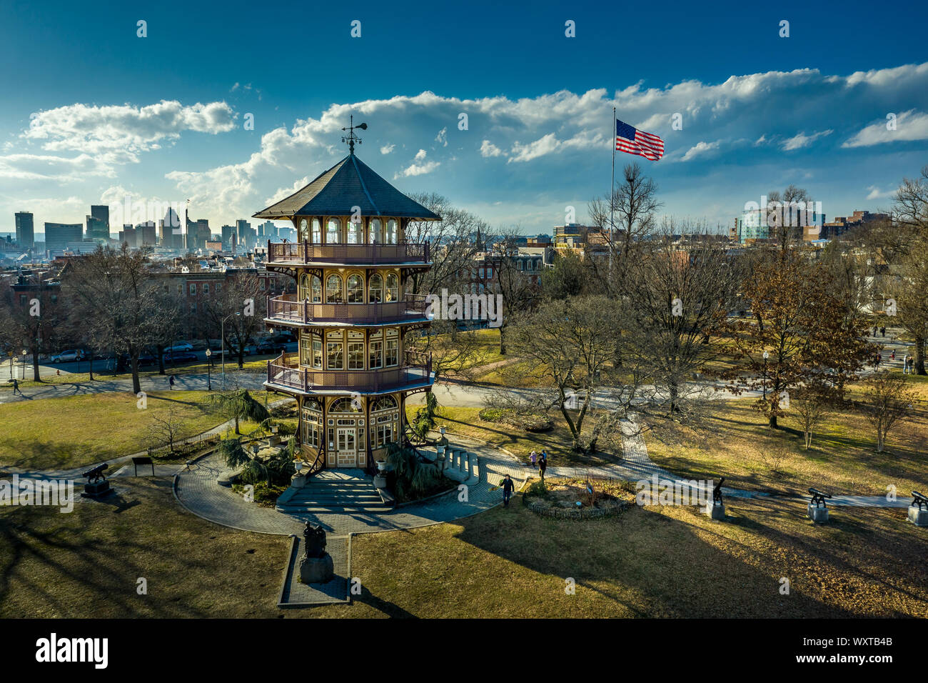 Patterson Pagoda di parcheggio durante il periodo invernale in Baltimore, Maryland, Stati Uniti d'America con Bandiera americana Foto Stock