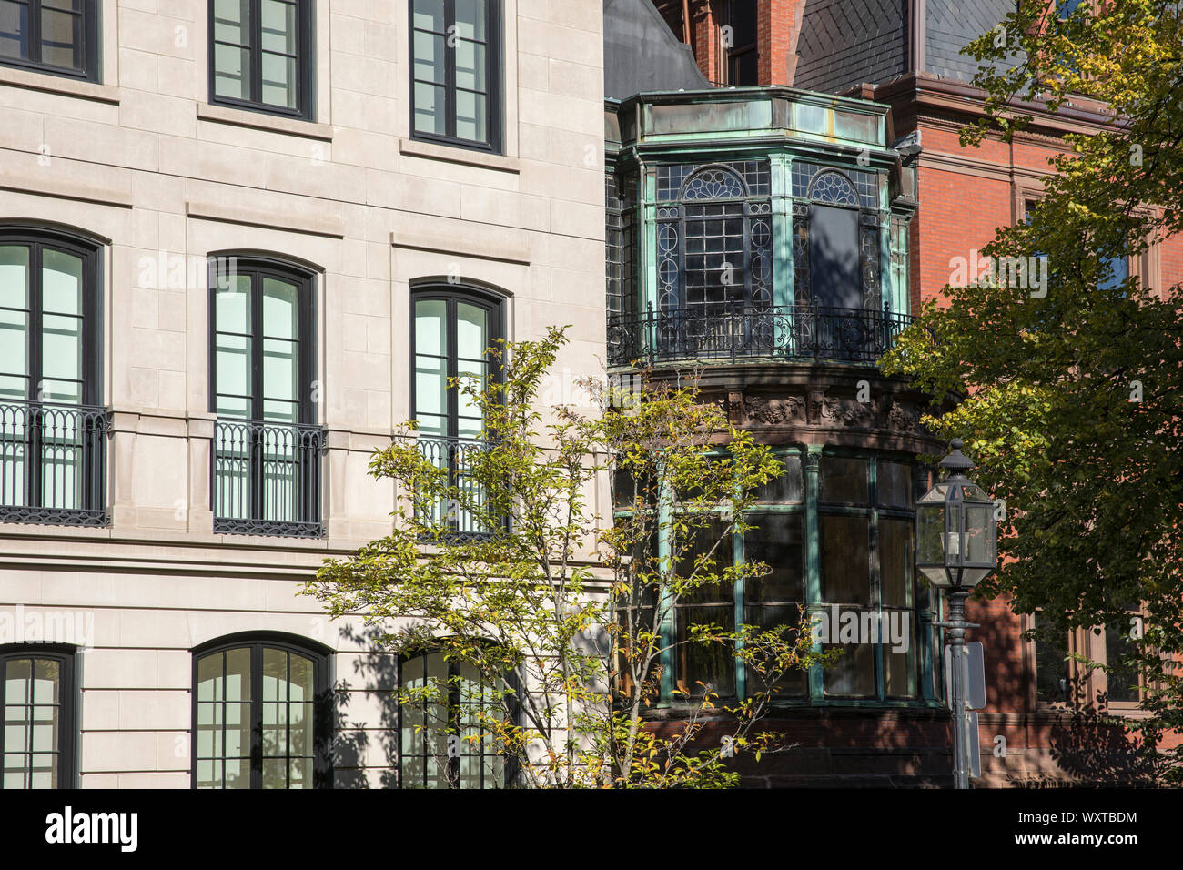 Stile Belle Epoque architettura degli edifici lungo il Commonwealth Avenue Mall a Boston negli Stati Uniti Foto Stock