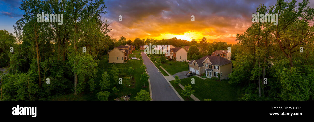 American luxury real estate case unifamiliari con facciata in mattoni, energia solare sul tetto della costruzione nuova Maryland street quartiere con tramonto Foto Stock