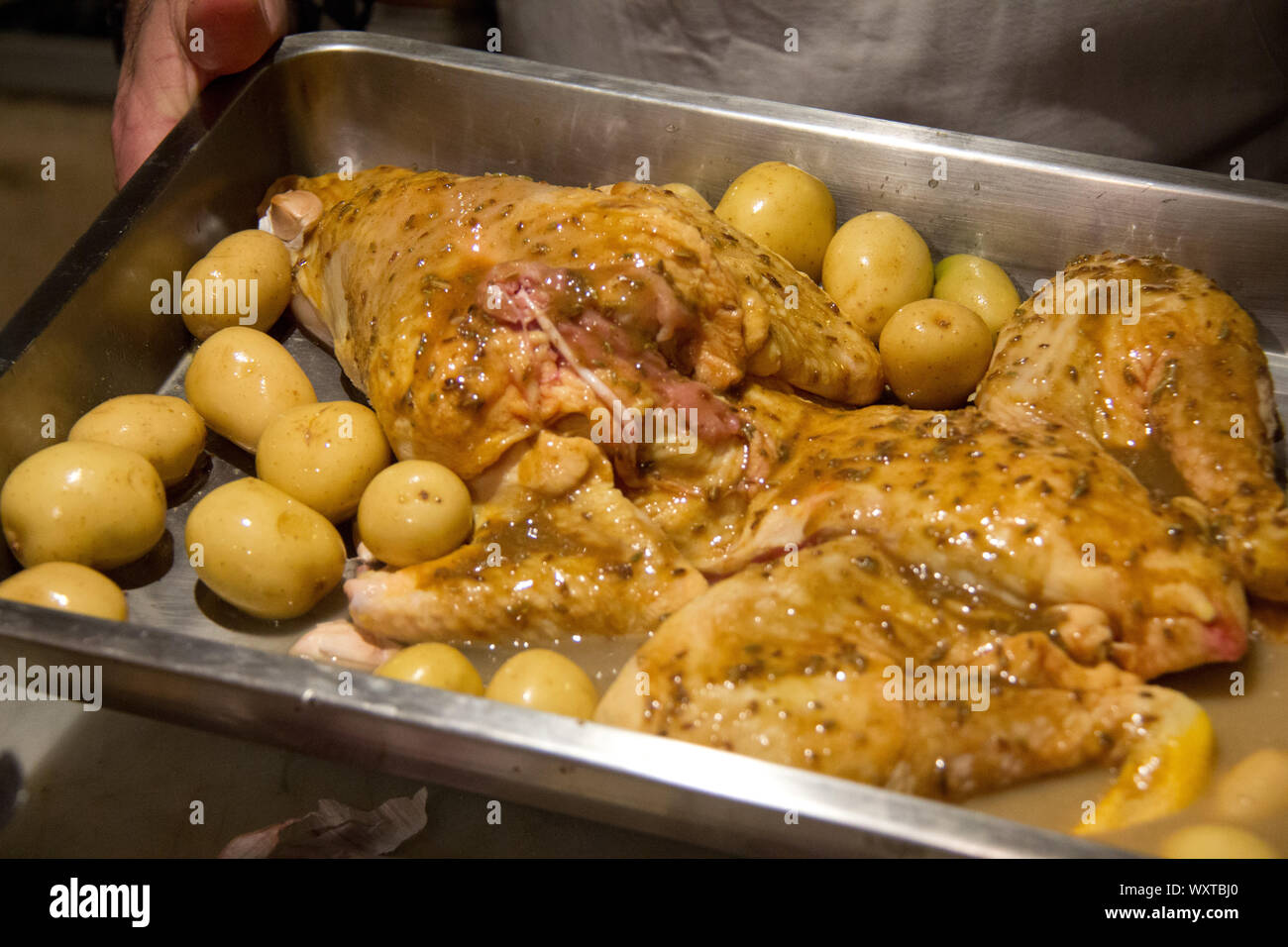 Spatchcocking un pollo in una classe di cucina a Arles Francia Foto Stock