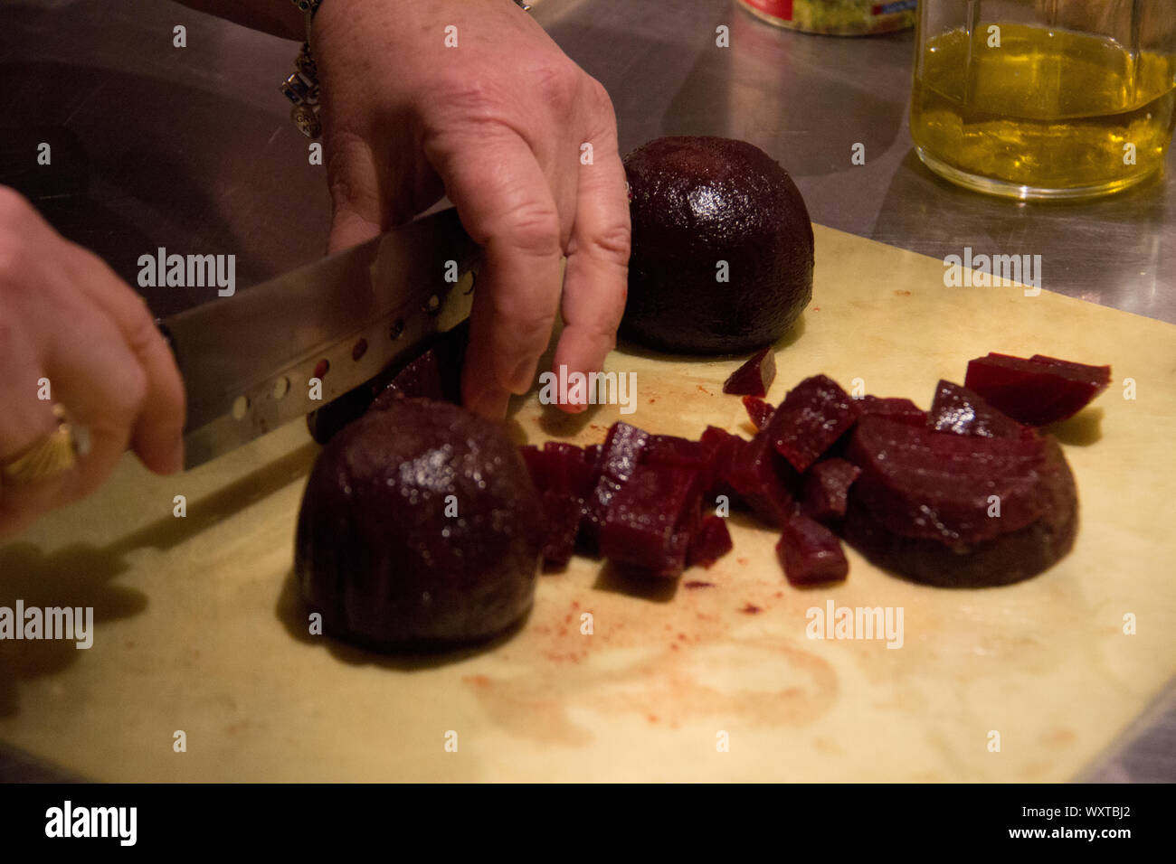 Preparazione per le barbabietole da insalata in una classe di cucina a Arles Francia Foto Stock
