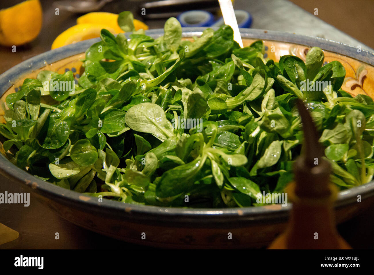 Gli spinaci e le barbabietole insalata con condimento di senapa preparata come in una lezione di cucina a Arles Francia Foto Stock