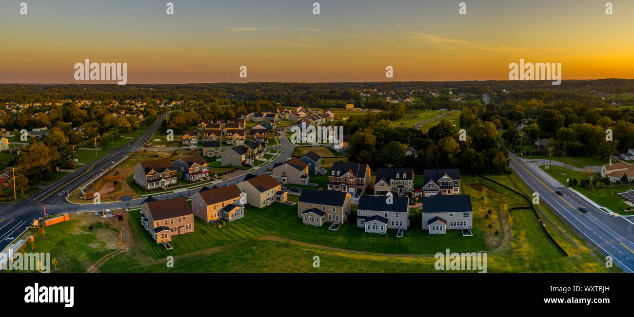 America zona suburbana con villette e case unifamiliari in la costa est degli Stati Uniti con incredibile tramonto vista aerea Foto Stock