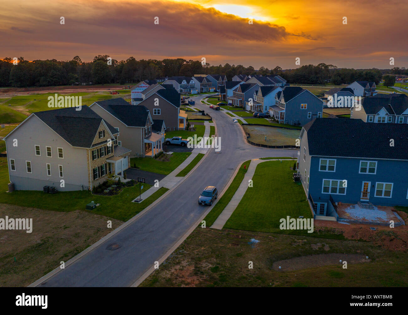 America zona suburbana con villette e case unifamiliari in la costa est degli Stati Uniti con incredibile tramonto vista aerea Foto Stock