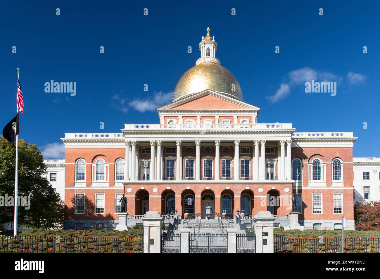 Massachusetts State House la sede del governo, con cupola dorata e patriottico a stelle e strisce bandiera nella città di Boston, Stati Uniti d'America Foto Stock