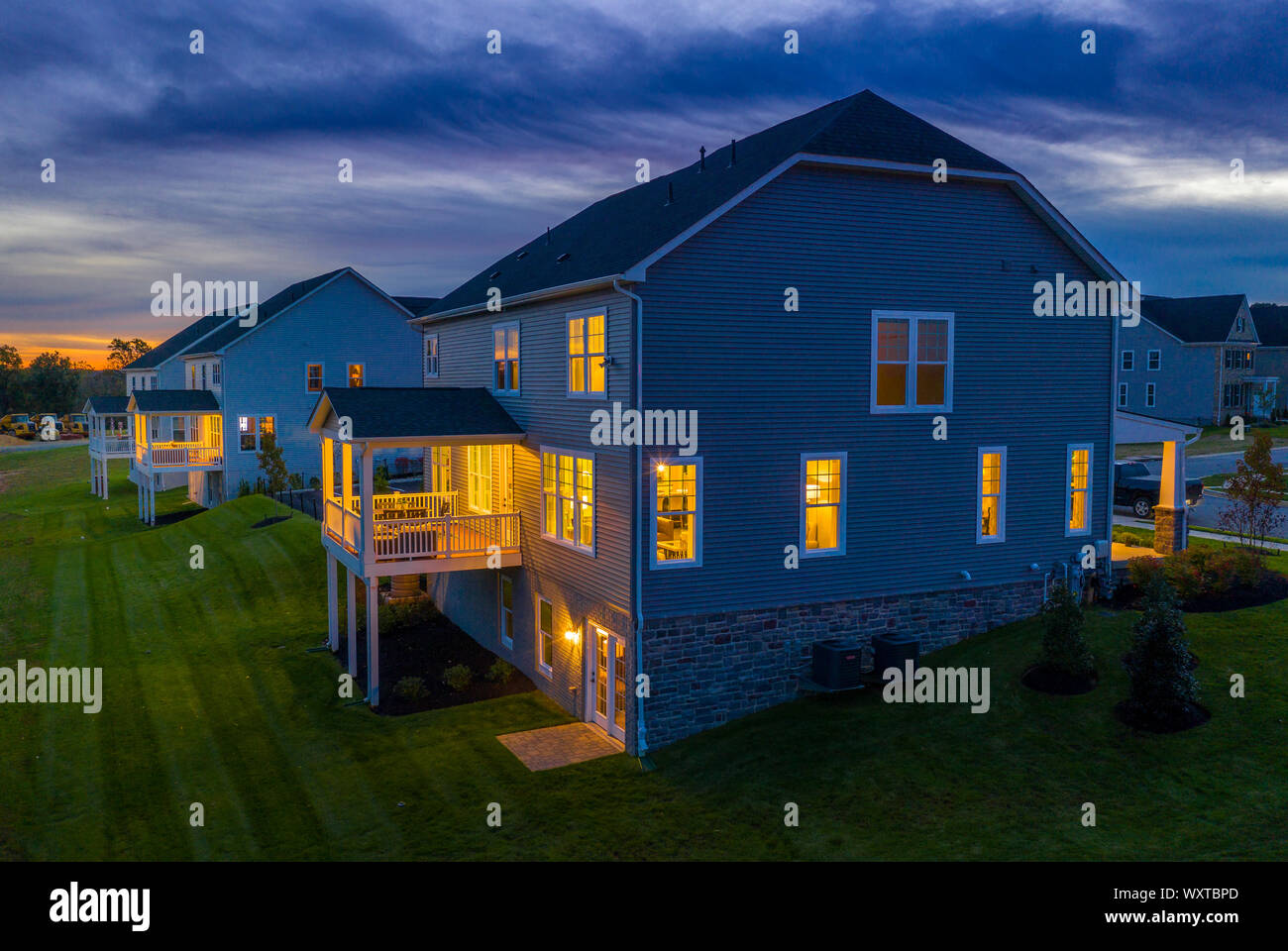 Nuova costruzione quartiere americano con le luci della sera Foto Stock