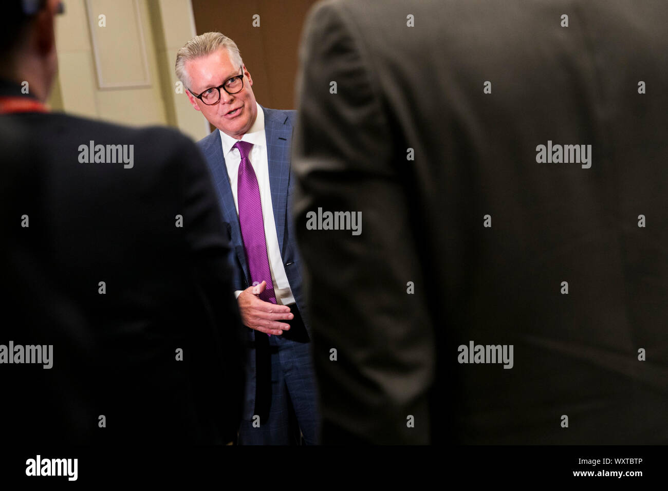 Ed Bastian, CEO di Delta Airlines, prende delle interrogazioni poste da membri dei media nel centro cittadino di Washington D.C., il 17 settembre 2019. Foto Stock