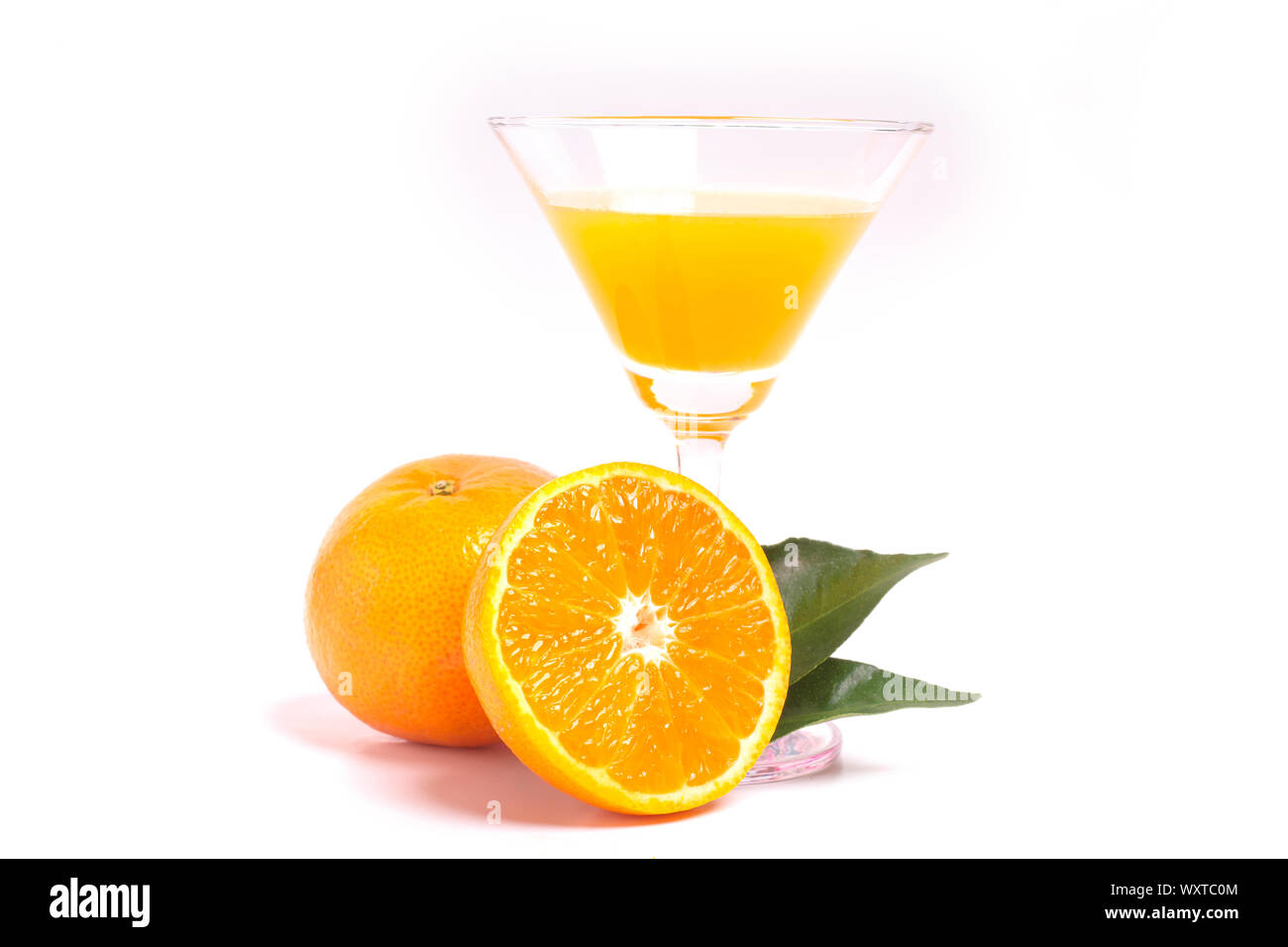 Il succo d'arancia fresco con frutti, isolato su bianco Foto Stock