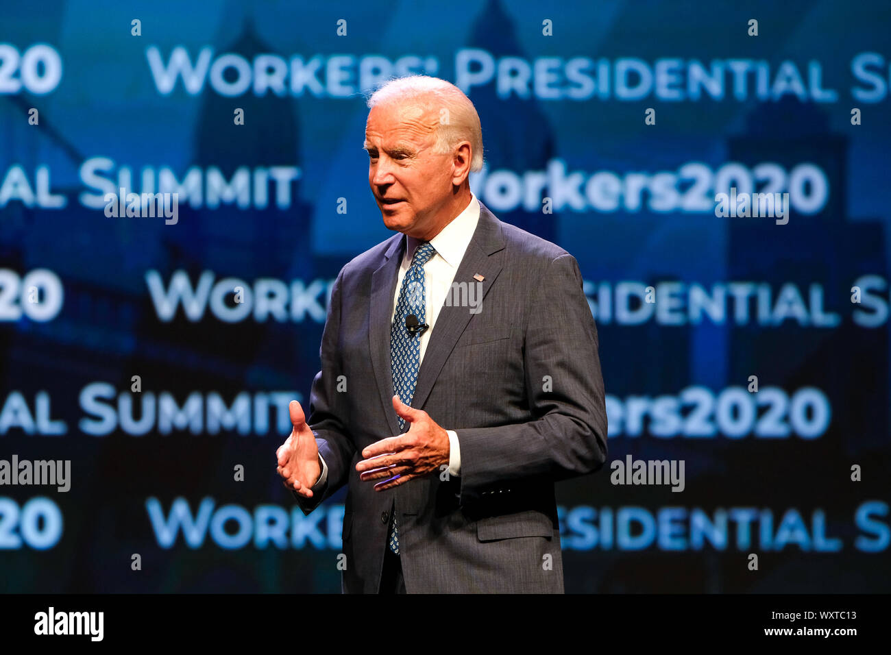 Il candidato presidenziale Joe Biden parla durante la AFL-CIO del primo Vertice presidenziale di Philadelphia. Foto Stock