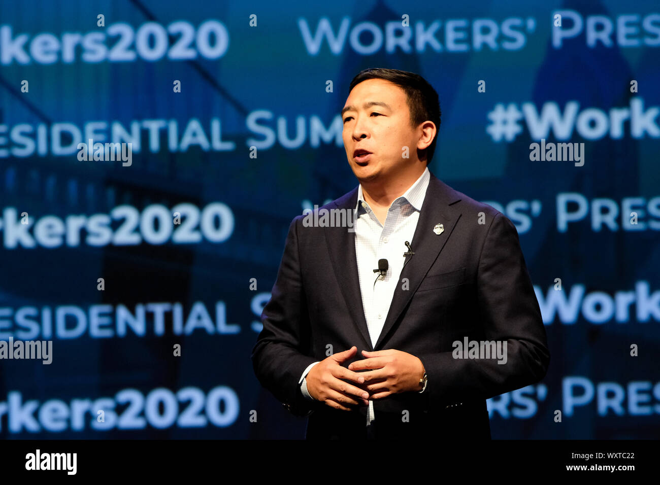 Il candidato presidenziale Andrew Yang parla durante la AFL-CIO del primo Vertice presidenziale di Philadelphia. Foto Stock