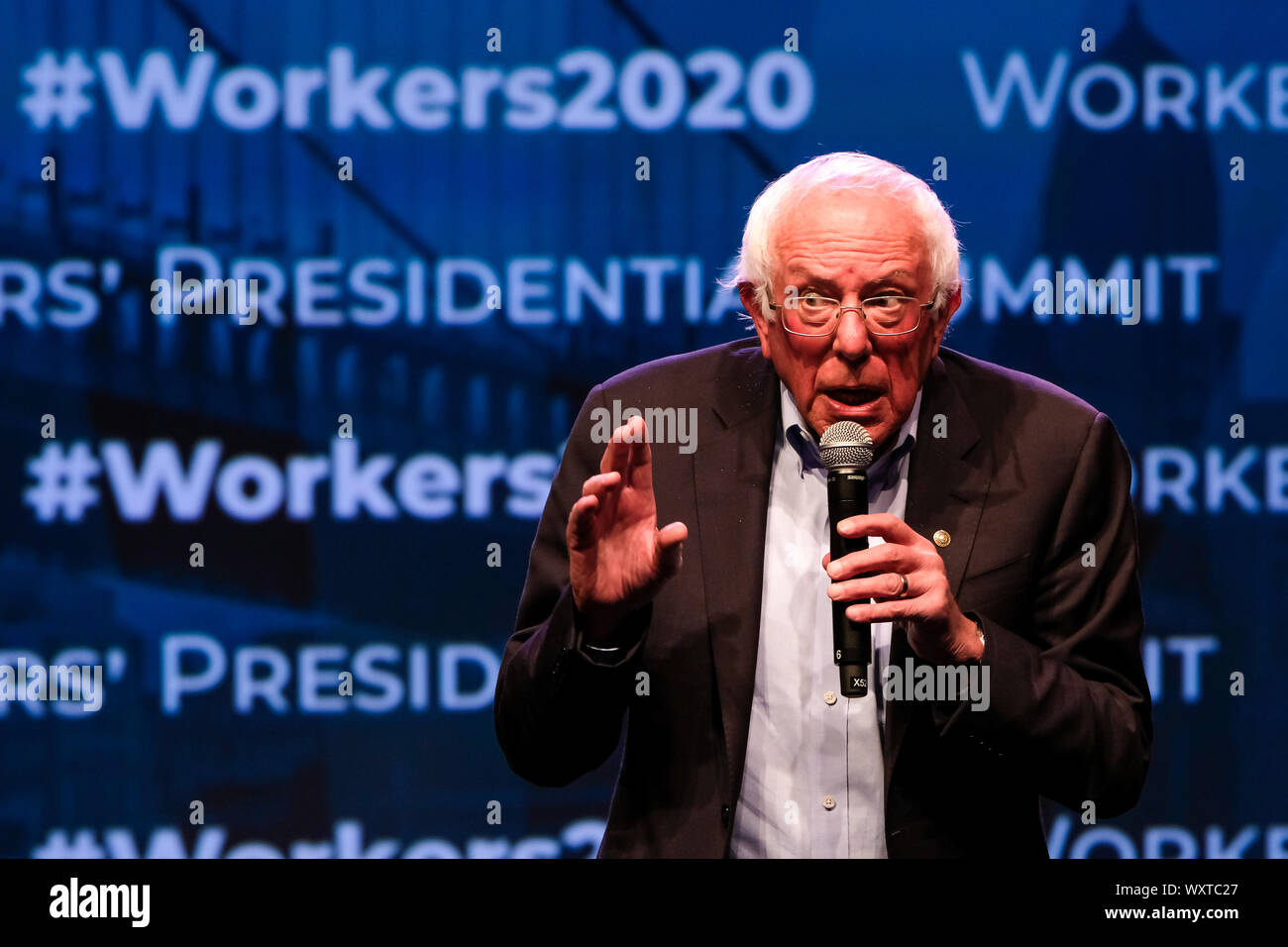 Il candidato presidenziale Bernie Sanders parla durante la AFL-CIO del primo Vertice presidenziale di Philadelphia. Foto Stock