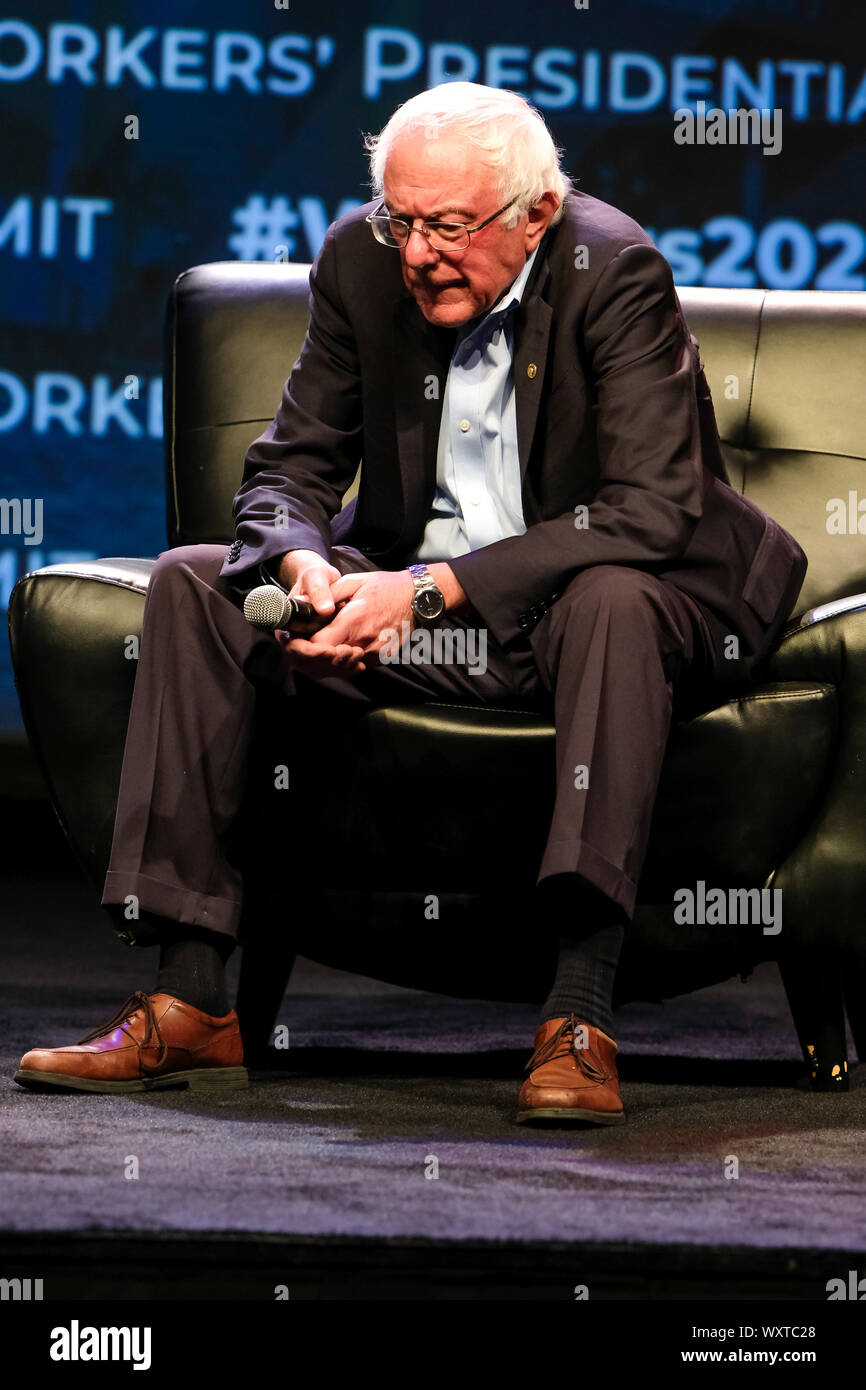 Il candidato presidenziale Bernie Sanders assiste l'AFL-CIO del primo Vertice presidenziale di Philadelphia. Foto Stock