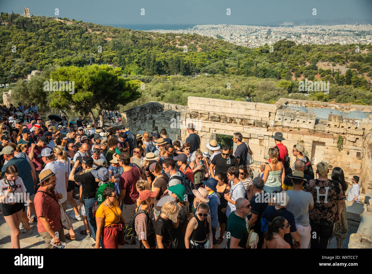 L'Acropoli di Atene è sempre affollato - questo è il monumento più visitato di antichità in Grecia. Foto Stock