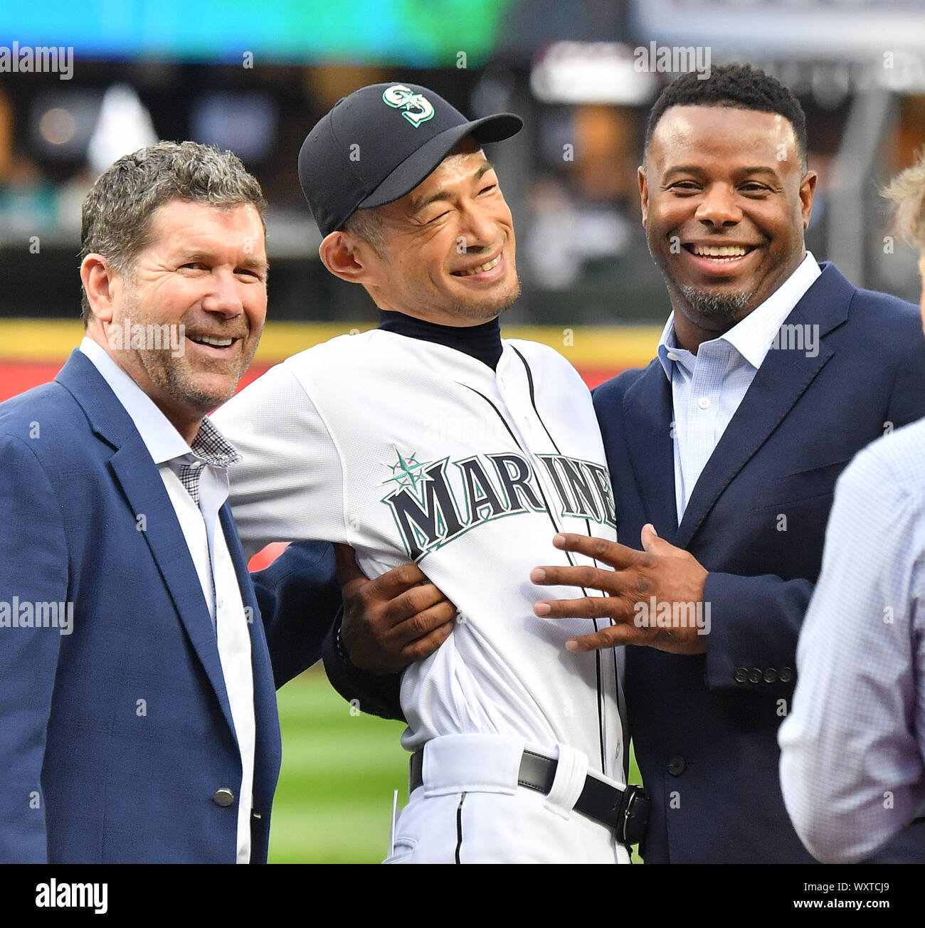 Ex Seattle Mariners player Ichiro Suzuki (centro) reagisce come naviganti leggenda Edgar Martinez (L) e Ken Griffey, Jr., applaudire durante una cerimonia in onore di Suzuki con il franchising achievement award prima della Major League Baseball gioco a T-Mobile Park il 14 settembre 2019, a Seattle, Stati Uniti. Credito: AFLO/Alamy Live News Foto Stock