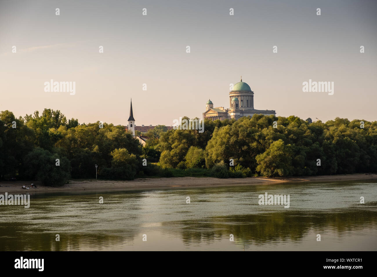 ESZTERGOM, UNGHERIA - 20 agosto 2019: Cattedrale di Esztergom vista dal fiume del Danubio a sunrise Foto Stock