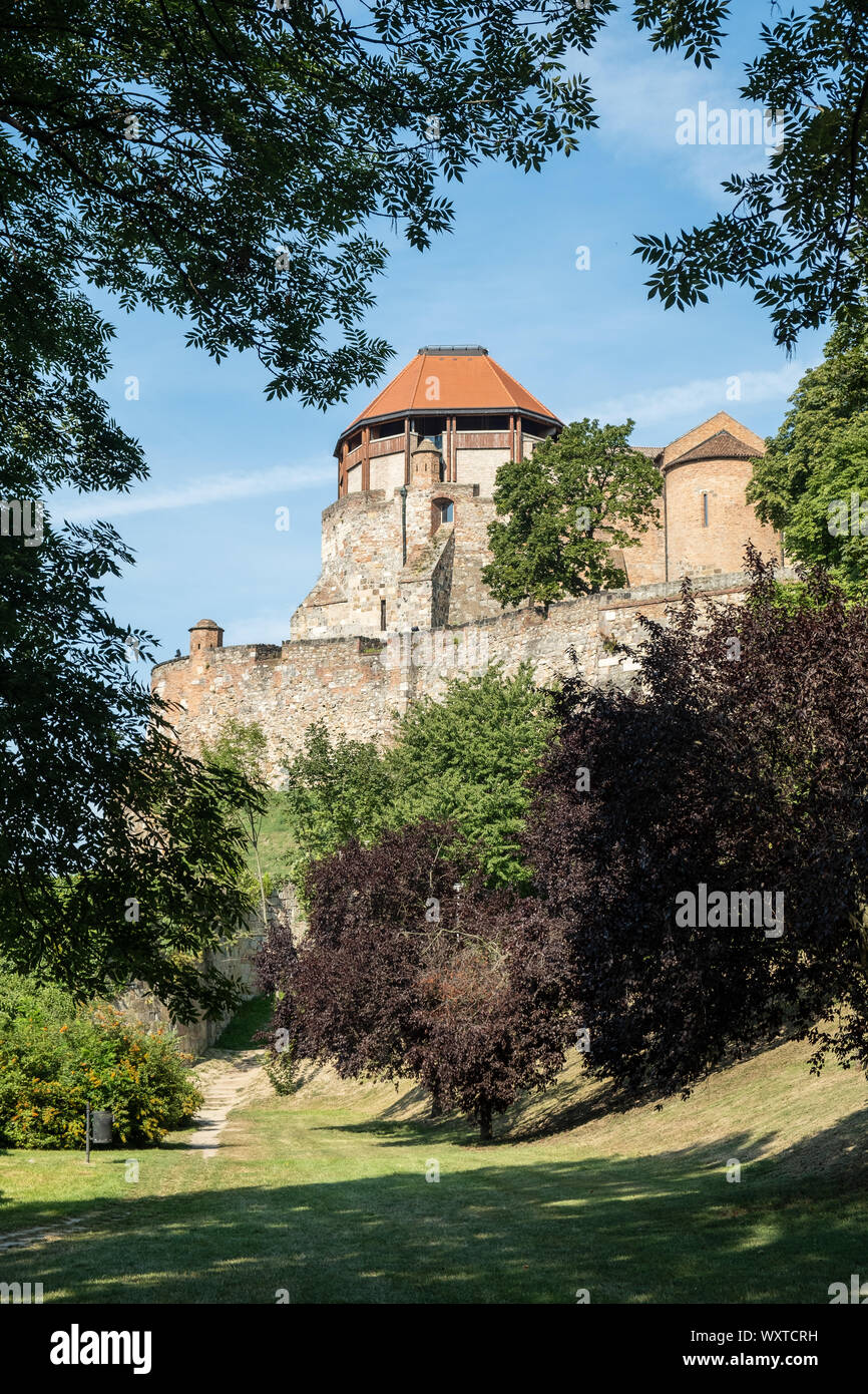 ESZTERGOM, UNGHERIA - 20 agosto 2019: vista del castello reale da giardini Foto Stock
