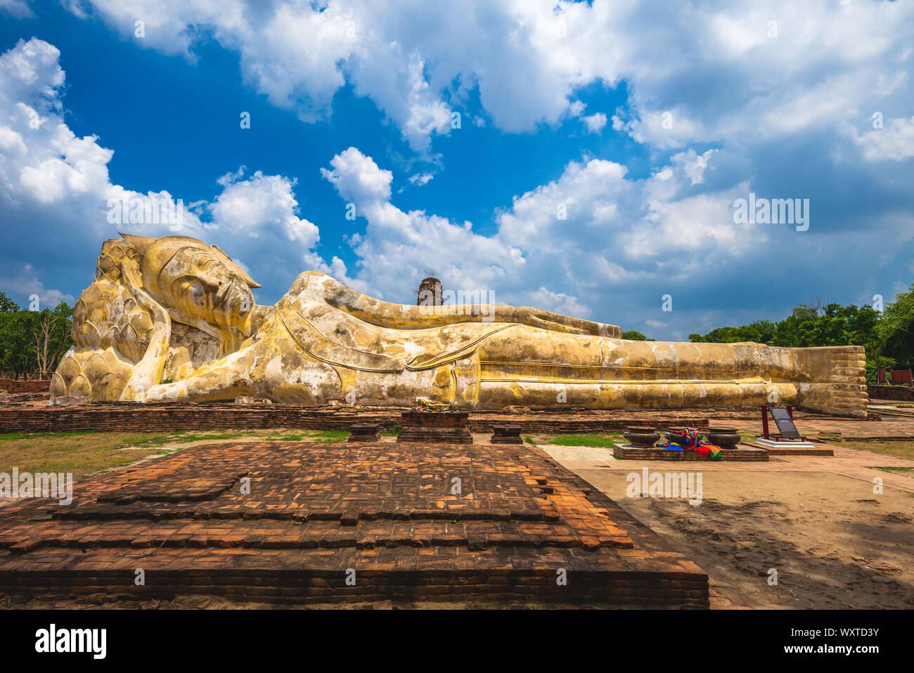 Phra mezzogiorno (Buddha reclinato) al Wat Lokayasutharam, Ayutthaya, Thailandia Foto Stock