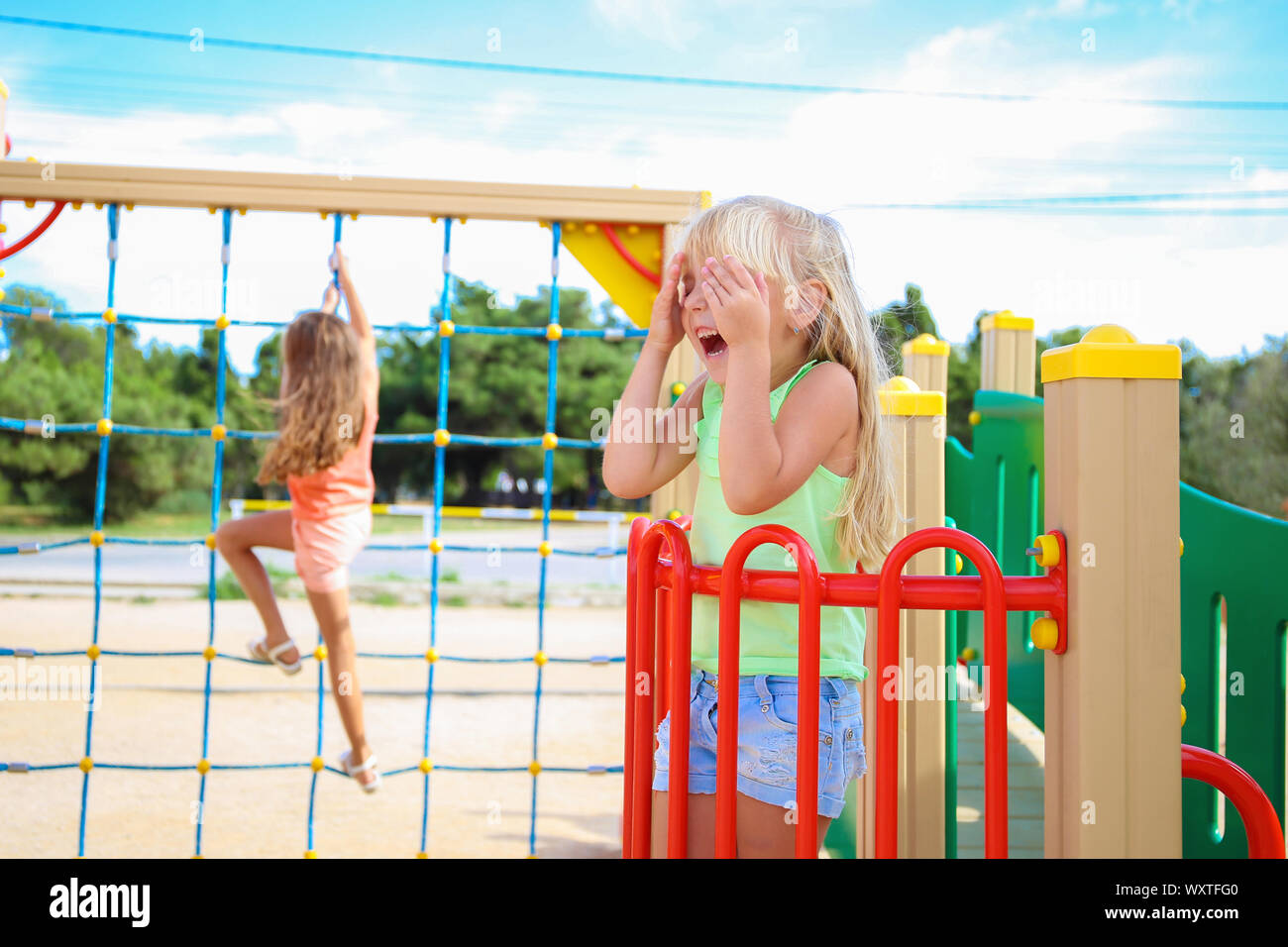 Bambino urla nel parco giochi. Foto Stock
