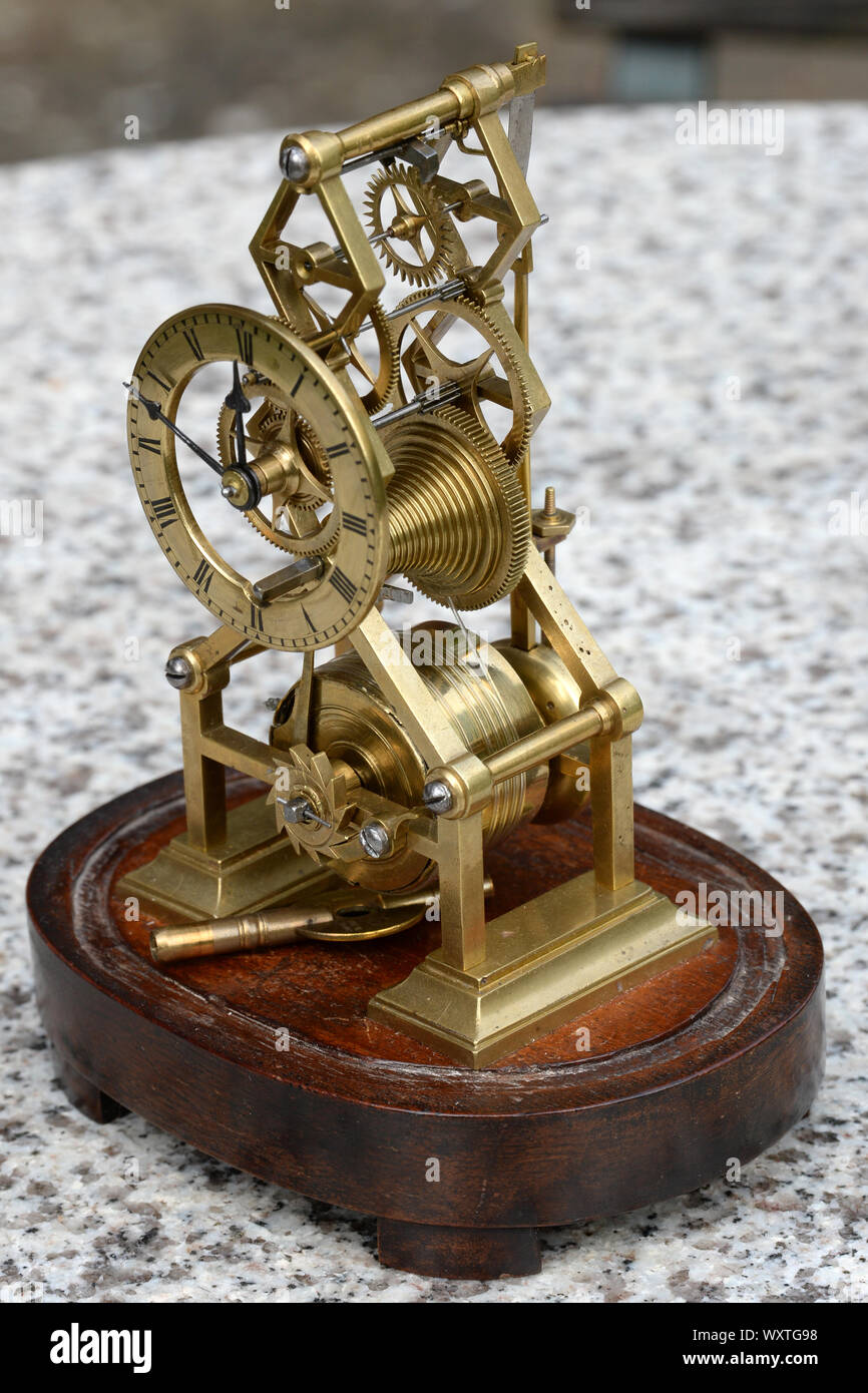 Lo scheletro di antico orologio con apertamente parti visibili Foto Stock