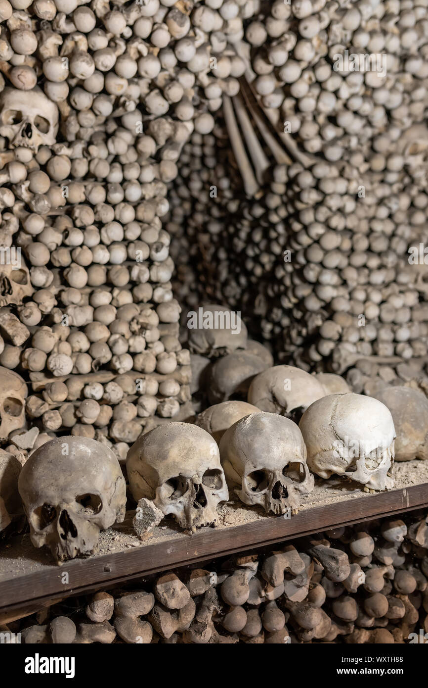 Teschi umani e ossa Kostnice Sedlec ossario romano piccola cappella cattolica, cimitero Chiesa di Tutti i Santi di Sedlec, un sobborgo di Kutna Hora in CZ Foto Stock