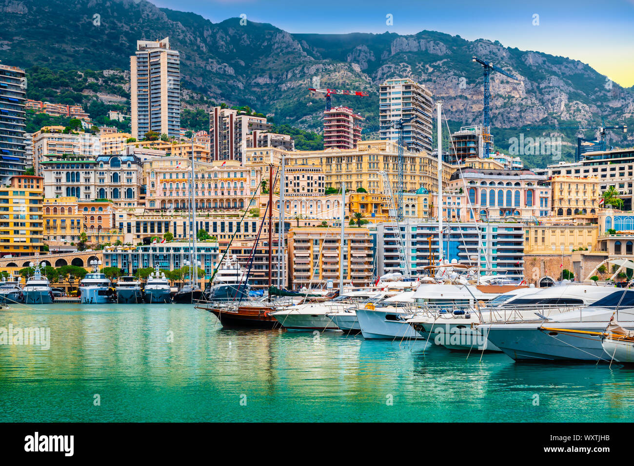 Yacht di lusso e appartamenti in porto di Monaco, Cote d'Azur. Foto Stock