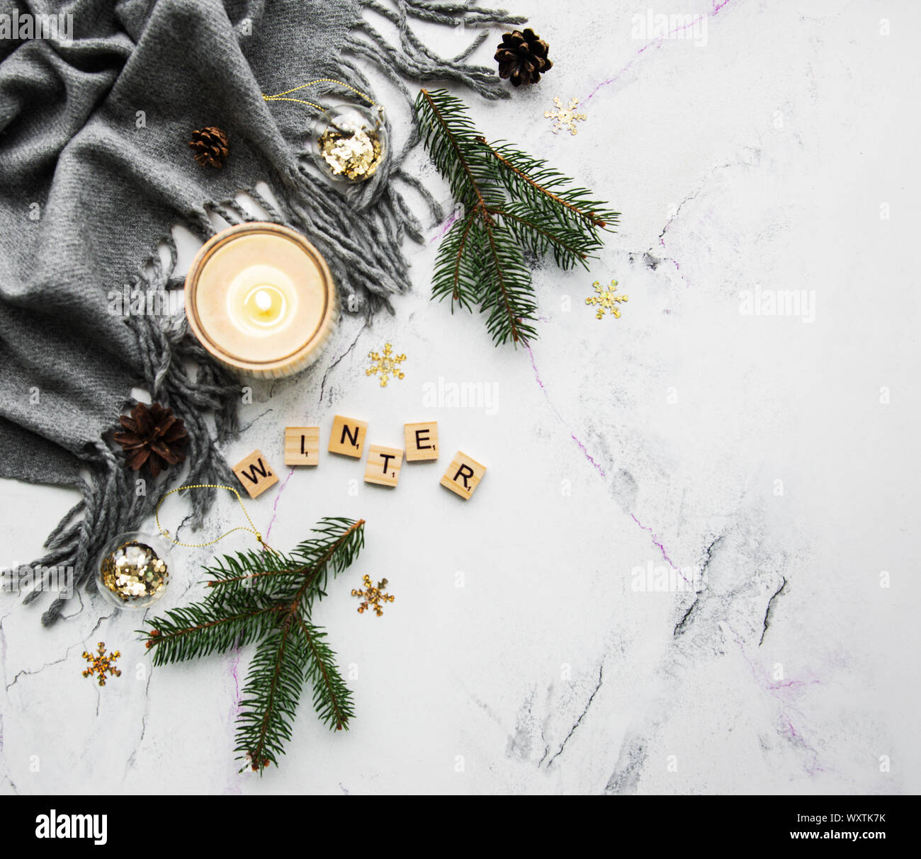 Le decorazioni di Natale su un marmo bianco sullo sfondo Foto Stock