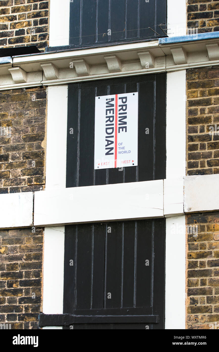Segno sull'Osservatorio Reale di Greenwich segnando il primo meridiano linea. Foto Stock