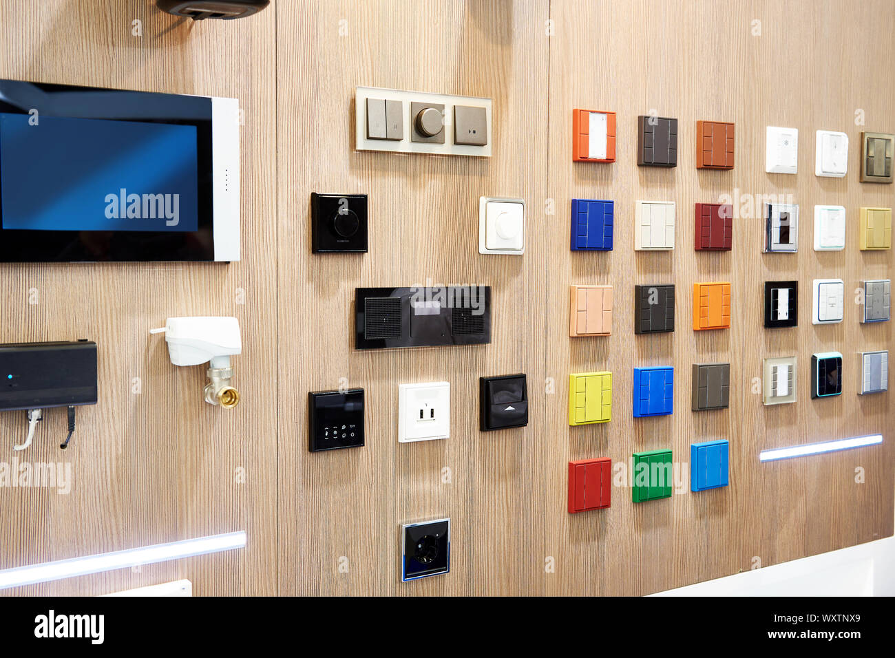 Interruttori delle luci per smart home in negozio Foto Stock