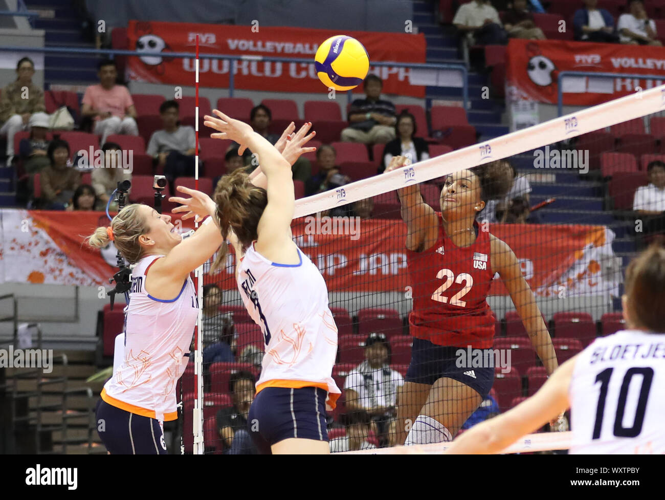 (190918) -- HAMAMATSU, Sett. 18, 2019 (Xinhua) -- Haleigh Washington (top, R) degli Stati Uniti compete durante un round robin match contro i Paesi Bassi al 2019 FIVB Pallavolo Coppa del Mondo Donne in Hamamatsu, Giappone, Sett. 18, 2019. (Xinhua/Du Natalino) Foto Stock