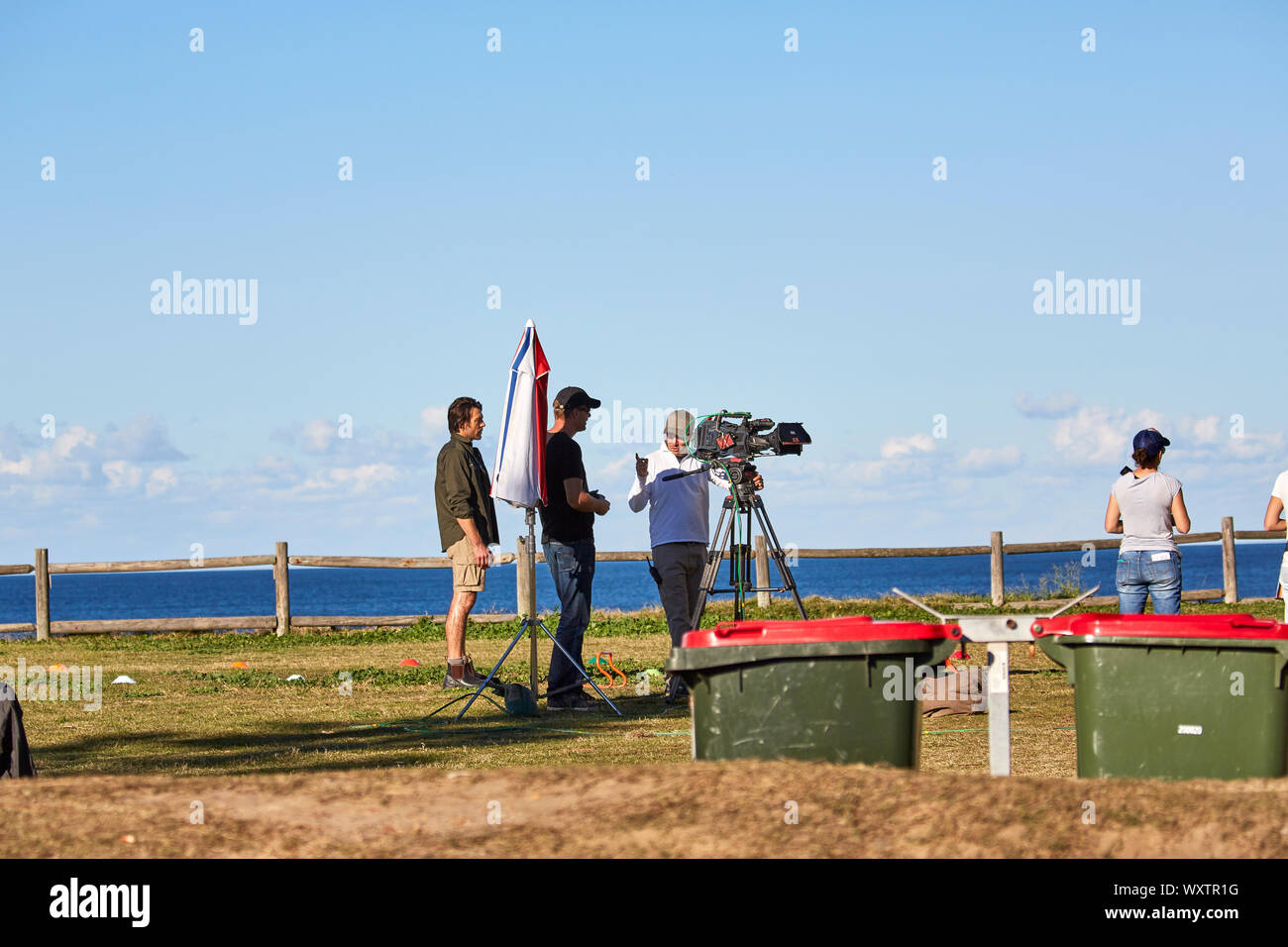Troupe televisive tra cui un operatore di ripresa la preparazione di film una scena esterna di Home & Away programma televisivo a Palm Beach, Nuovo Galles del Sud, Australia Foto Stock