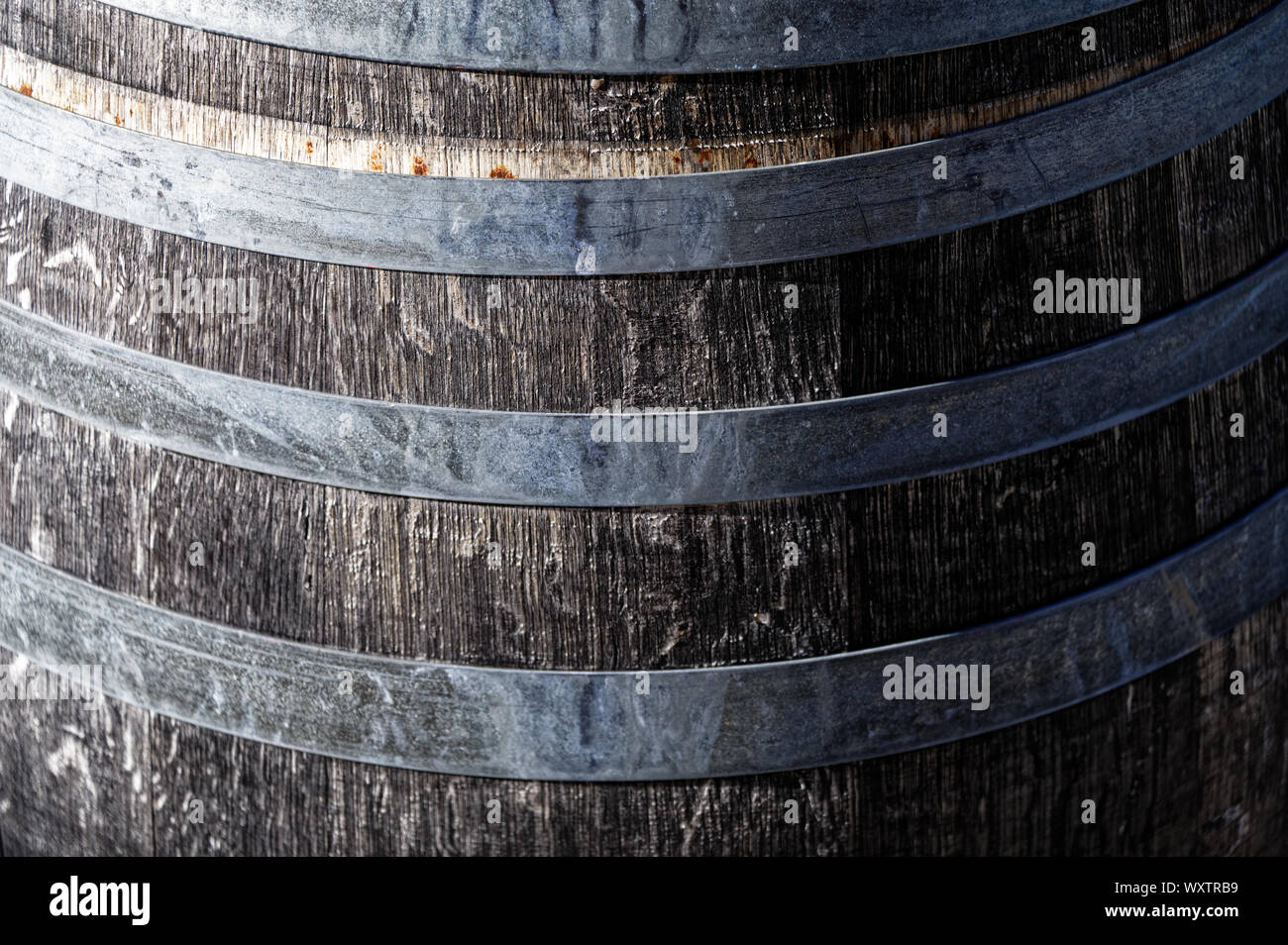 Una botte di vino con propri cerchi o argento bande metalliche Foto Stock