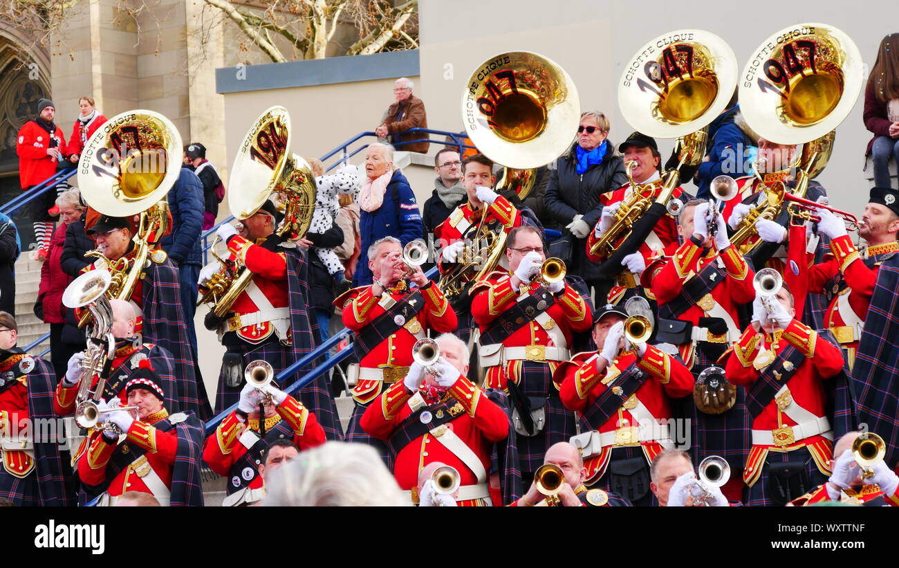 Musicisti con strumenti di ottone al Carnevale di Basilea Foto Stock