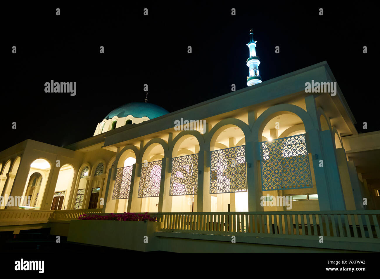 Il nuovo di zecca, floating India Mosque sul fiume Sarawak di notte. In Kuching, Sarawak, Borneo Malese. Foto Stock