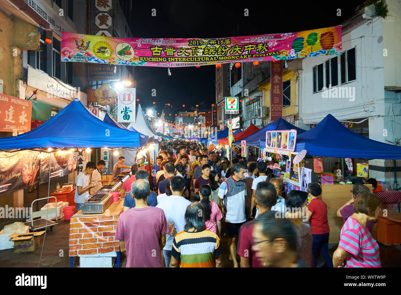 Persone pack di Kuching cinese culturali mooncake festival nel mese di settembre. In Kuching, Sarawak, Borneo Malese. Foto Stock