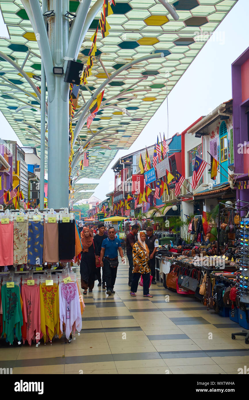 Persone che passeggiano attraverso un pedone, coperto via dello shopping nel centro cittadino, vecchia Kuching in Sarawak, Borneo Malese. Foto Stock