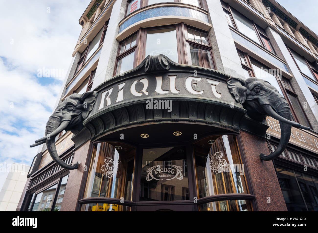 Leipzig Germania - Luglio 11, 2018: Cafe Riquet a Leipzig, Germania. Cafe facciata in stile coloniale con teste di elefanti dove il font è incorporato nel elep Foto Stock