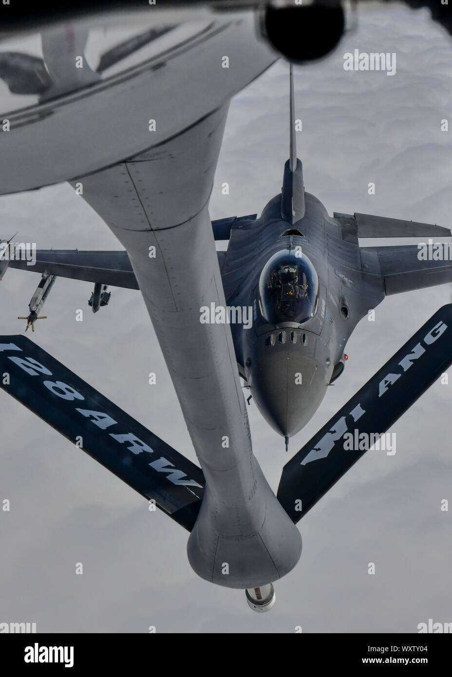 I datori di lavoro di 148th Fighter Wing membri esperienza uno snap shot dell'ala la missione durante una KC-135 il rifornimento di volo. Boss ascensori sono uno strumento di supporto del datore di lavoro di guardia e di riserva (ESGR) può utilizzare per il datore di lavoro di divulgazione e di colmare il divario tra le società civili che impiega tempo di parte del personale militare. Foto Stock