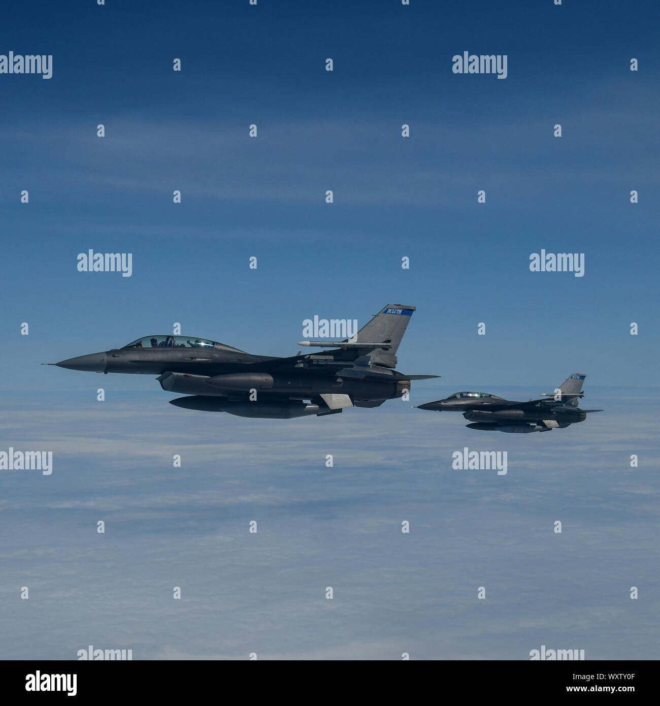 I datori di lavoro di 148th Fighter Wing membri esperienza uno snap shot dell'ala la missione durante una KC-135 il rifornimento di volo. Boss ascensori sono uno strumento di supporto del datore di lavoro di guardia e di riserva (ESGR) può utilizzare per il datore di lavoro di divulgazione e di colmare il divario tra le società civili che impiega tempo di parte del personale militare. Foto Stock